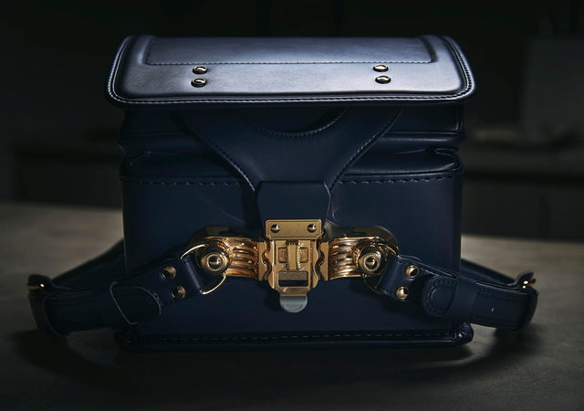 ＜使いやすさ＞左右両まわし式オートロック錠前